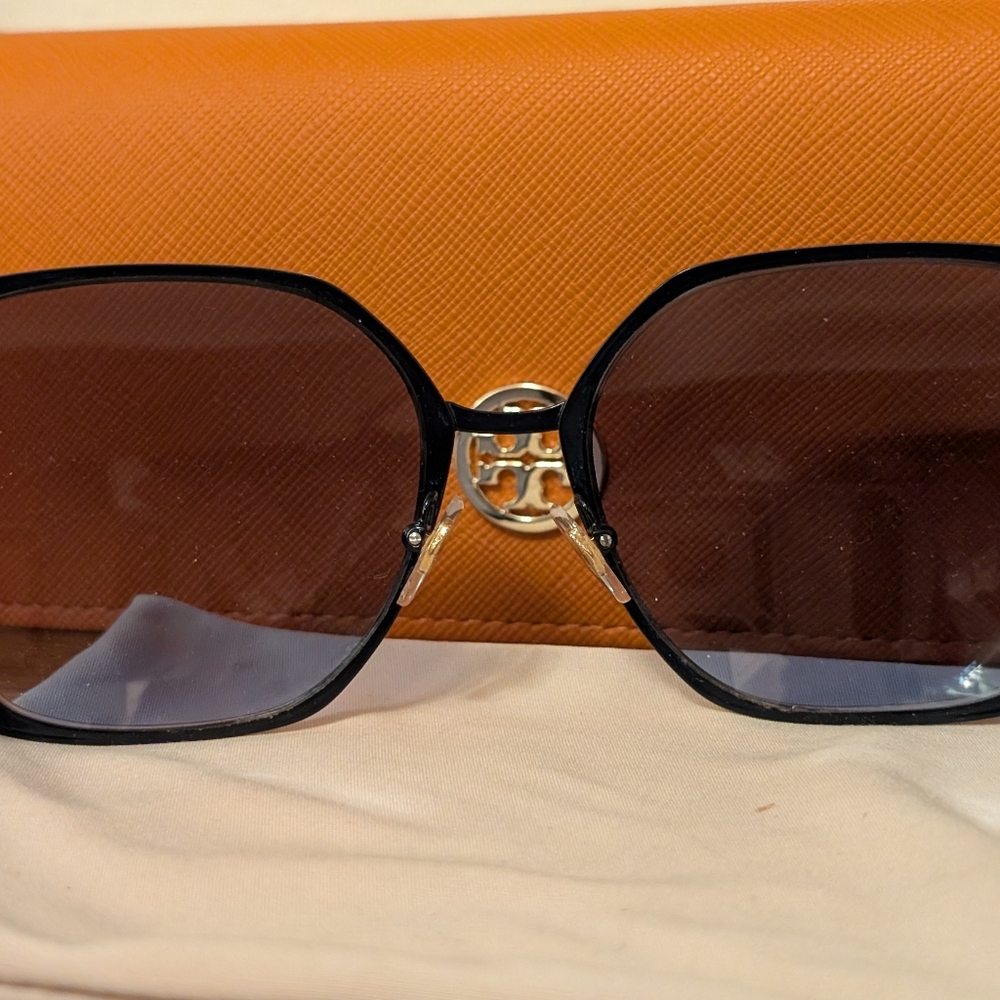 Tory Burch Sunglasses With Branded Case - Picture 4 of 9